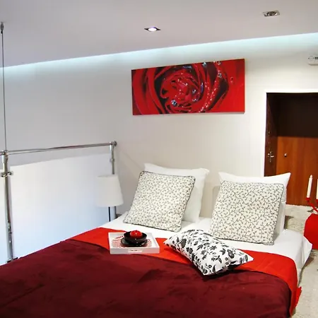 Red & White Near Wawel Castle Appartamento Cracovia